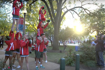 WashU cheerleaders cheer